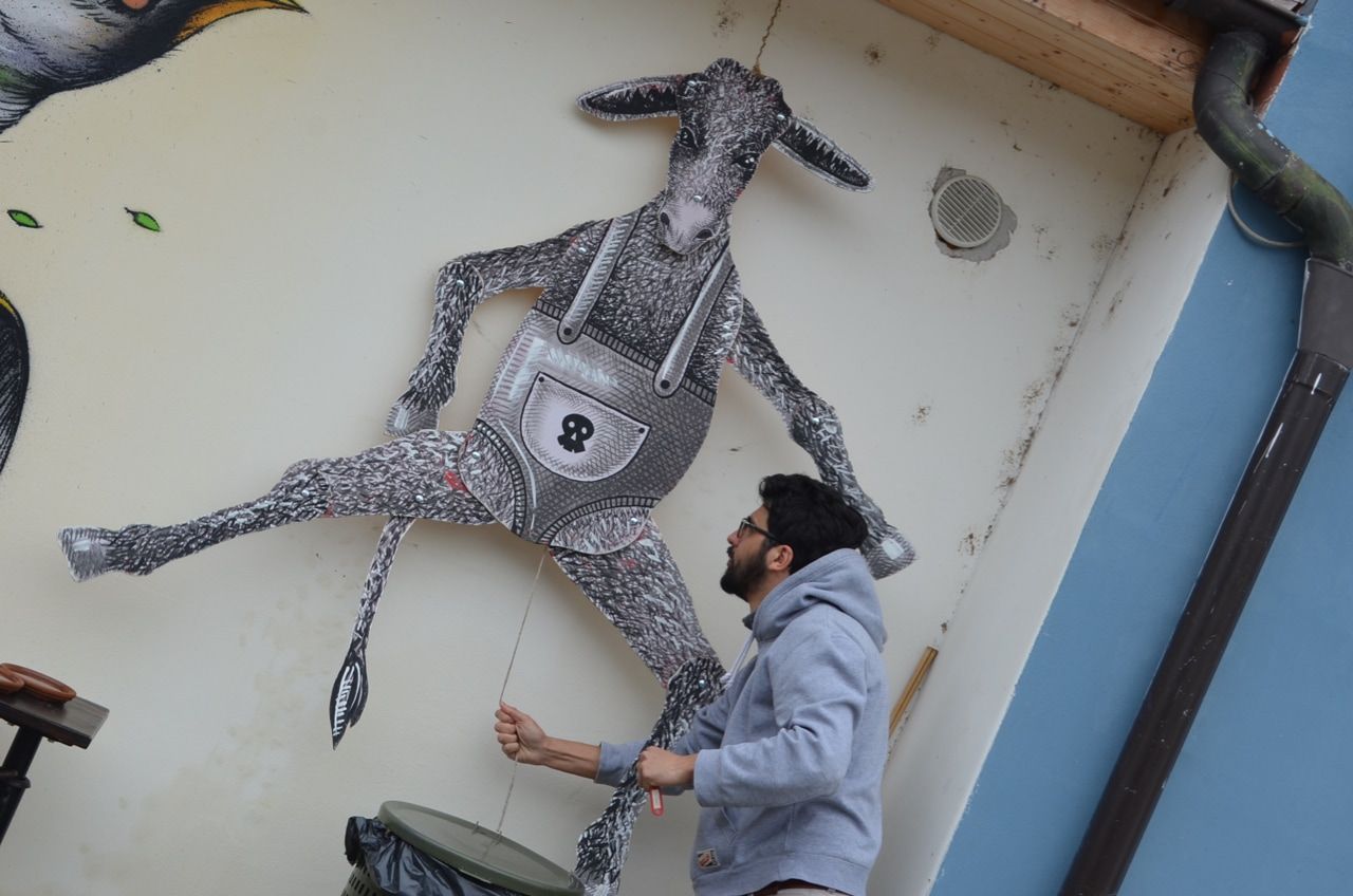 Марцио от студиото за ситопечат BeeInk, което се помещава в една от сградите на бившата казарма, показва как се движи шперплатовото магаре, закачено отвън