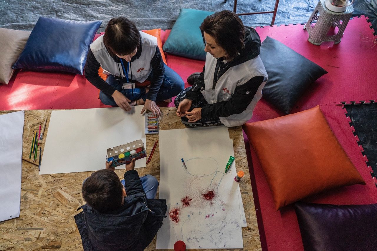 Бежански деца рисуват