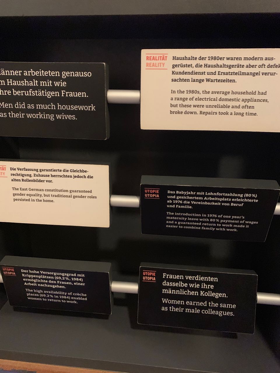 В Музея на ГДР играем на играта „Утопия“ – какво обещава социализмът, четем от едната страна, а след като обърнем плочката, разбираме каква всъщност е била реалността © Йоанна Елми