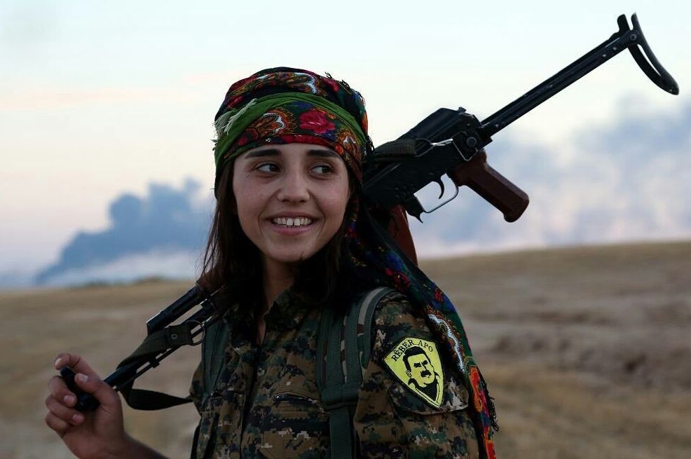 Кюрдско момиче от Отрядите за народна самоотбрана