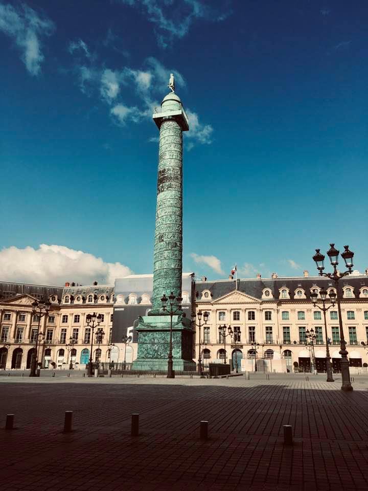 Площад „Вандом“, едно от най-посещаваните места в Париж, и Вандомската колона на Наполеон © Катрин Олиен