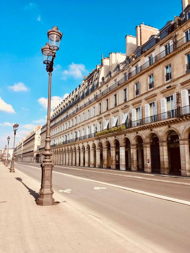 Булевард „Риволи“, на който се намират Лувърът и градината „Тюйлери“ © Катрин Олиен