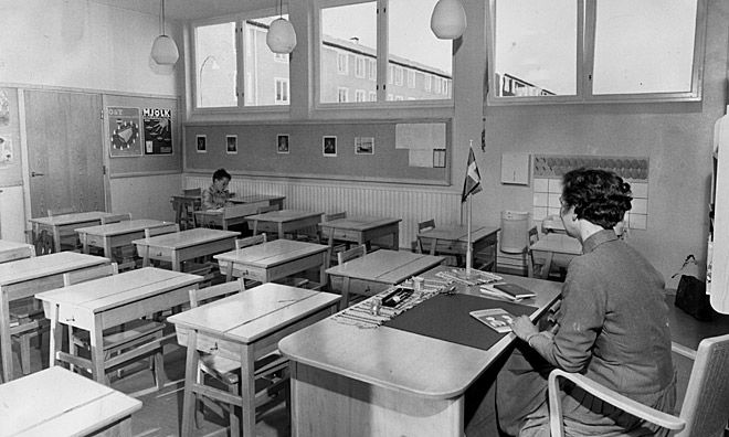 Азиатският грип вилнее в училище „Вивалий“ в Йоребру, Швеция, а учителката Барбру Угенвал е сама с единствения здрав ученик Шел Хагберг. Източник: Scanpix / Wikimedia