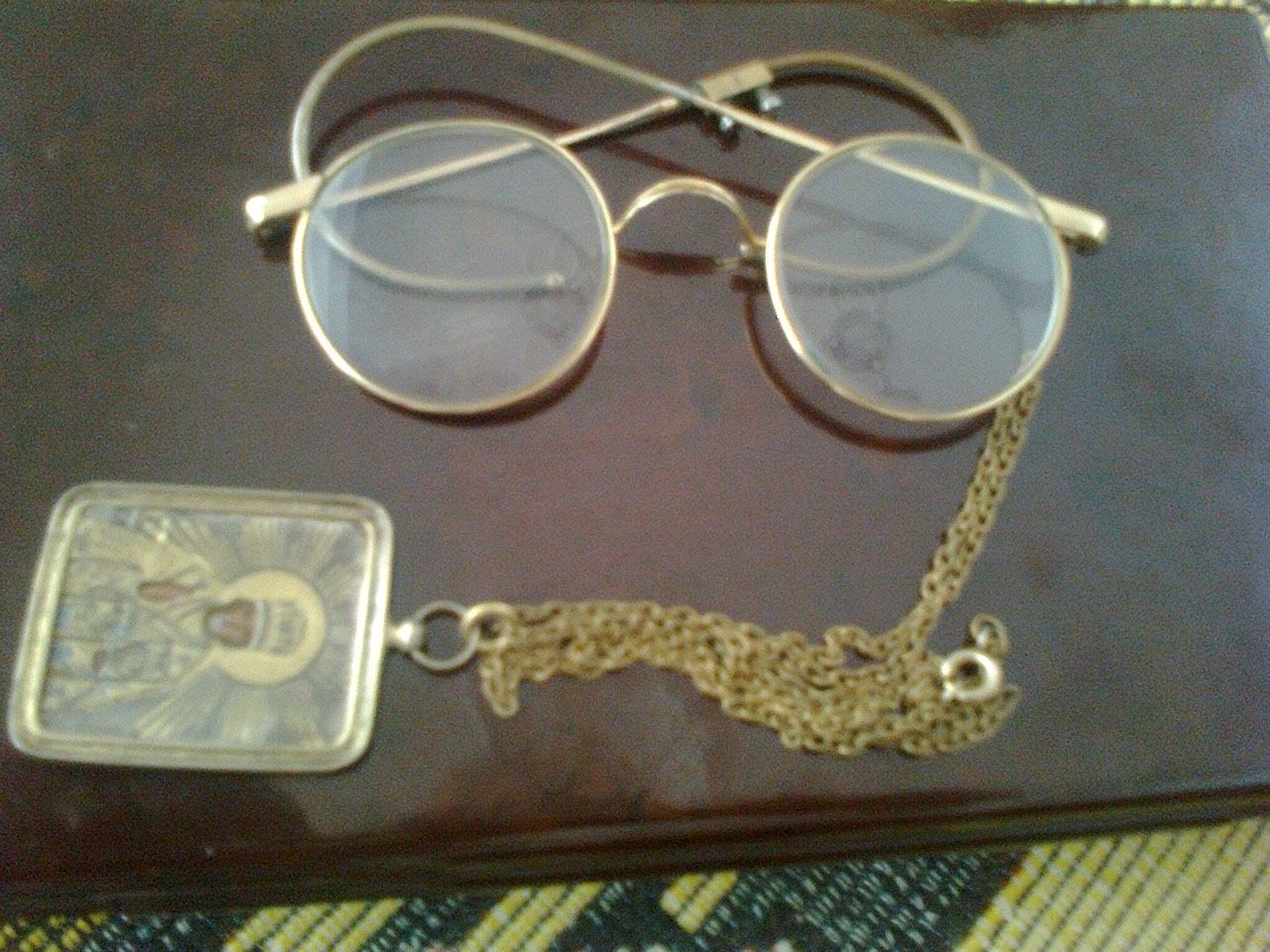 Очилата на Никола Тодоров. Заснети от Николета Атанасова в дома на Никола Тодоров