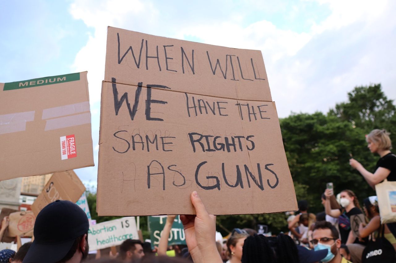 „Кога ще имаме същите права като оръжията“ © Elvert Barnes / Flickr
