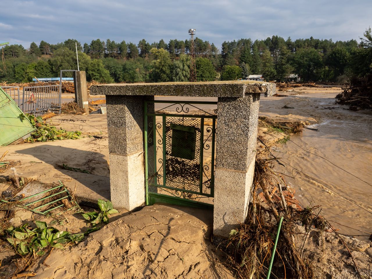 Вратата към стадиона в село Каравелово © Анастас Търпанов