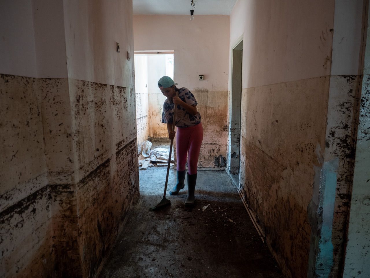 Пламена Керезова помага за почистването на къщата на прабаба ѝ в село Богдан © Анастас Търпанов